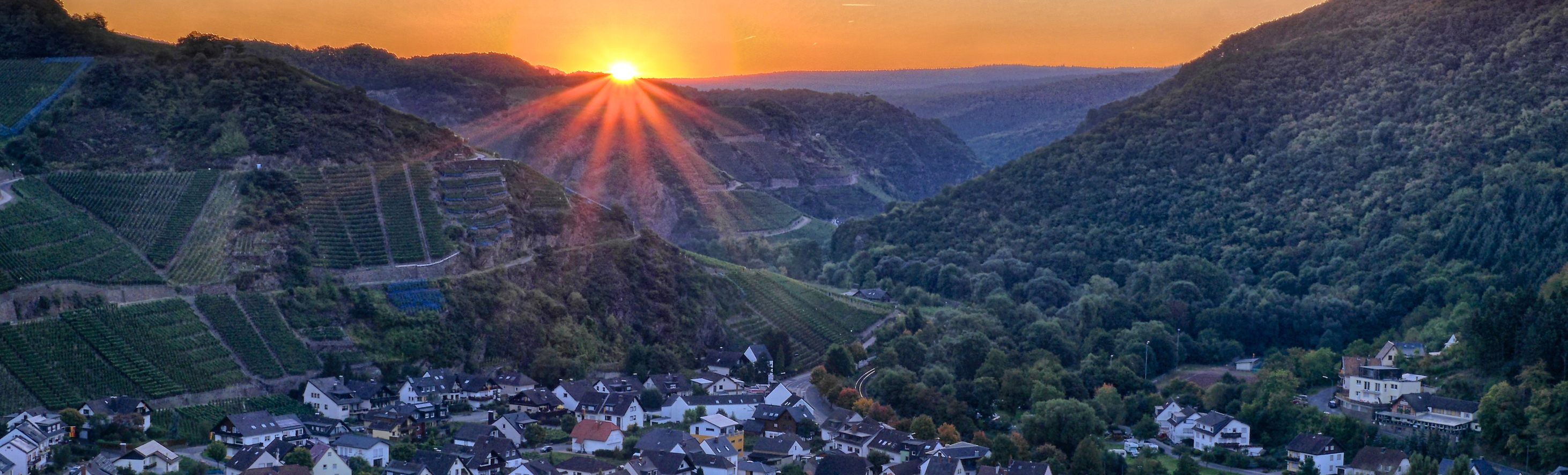 Sonnenuntergang über dem Tal von Dernau