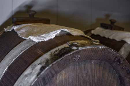 Detailansicht Essig Ausschnitt von Holzfass mit Essig