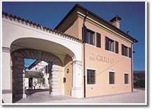 Portal von Weingut GRILLO Oranges Haus mit Schriftzug GRILLO an Hauswand