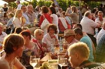 Menschen auf dem Hoffest vom Weingut Dessoy