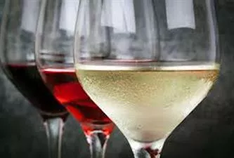 Glas mit alkoholfreiem Wein