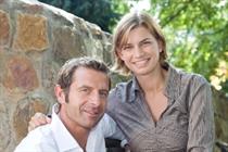 Achim-und-Julia-von-Oetinger Lachendes Ehepaar vor Steinwand und Weinberg