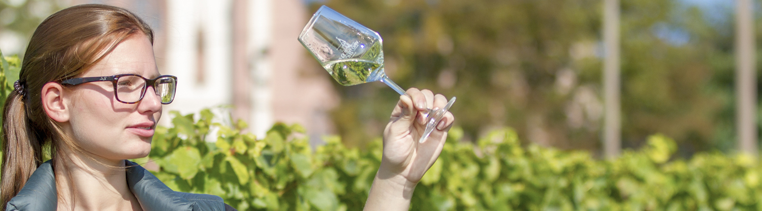 Frederike Dessoy vom Weingut Dessoy Frederike Dessoy mit Weinglas