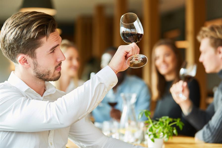 Menschen bei einer Weinprobe